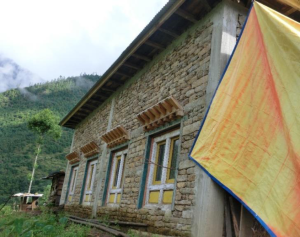 Das Haus der Familie Pemba Sherpa, bezugsfertig. Das Haus wurde mit Zement und Stahlträgern verstärkt